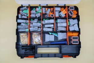 DT/DTM WORKSHOP CONNECTOR KIT WITH BOOTS AND TOOLS