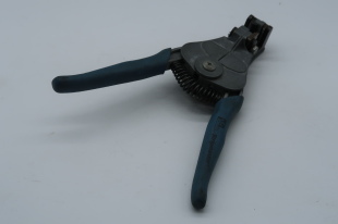 CLEARANCE - BLUE HANDLED WIRE STRIPPERS 16-26#