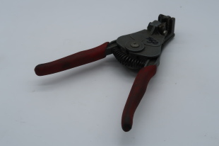 CLEARANCE - RED HANDLED WIRE STRIPPERS 10-20#