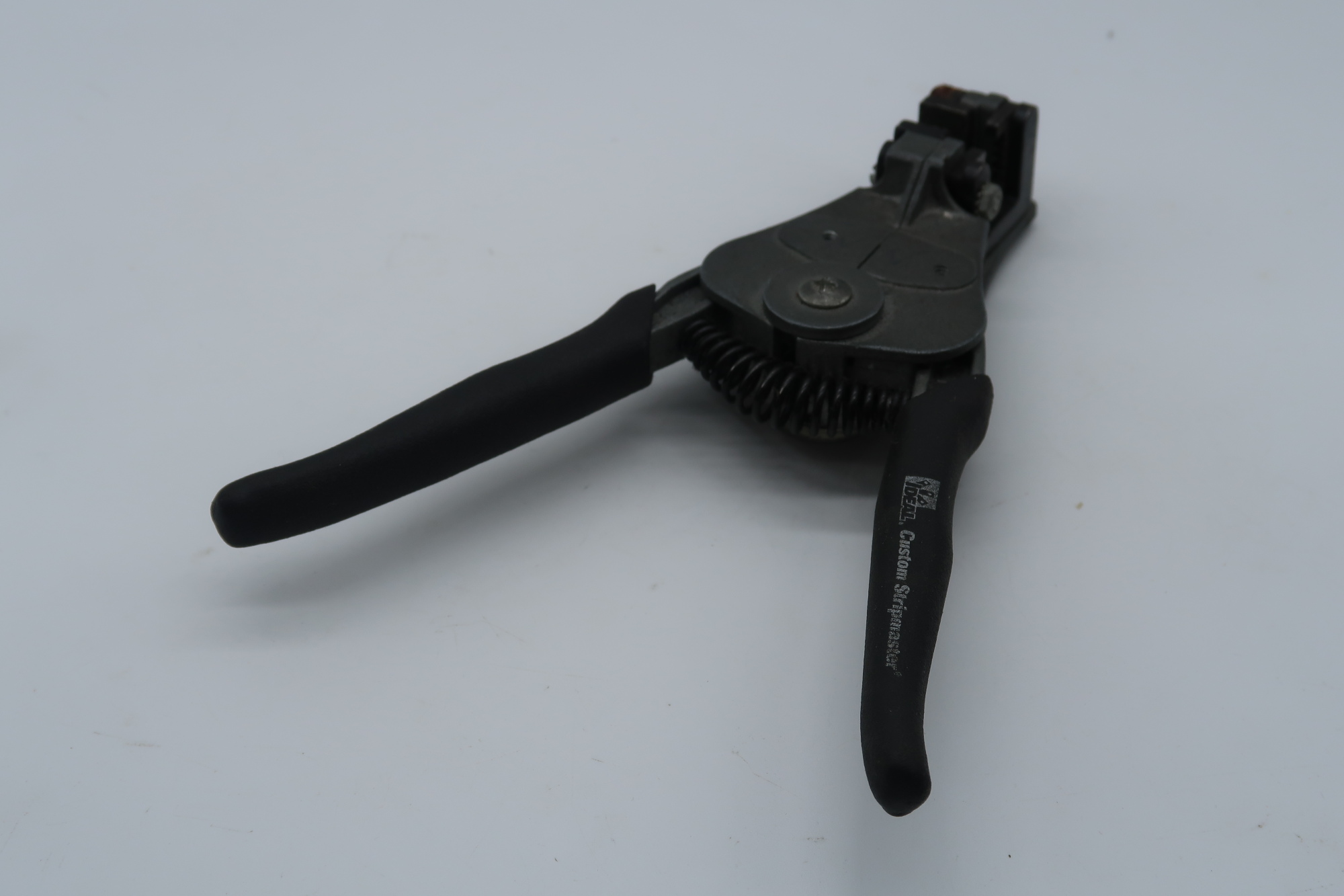 CLEARANCE - BLACK HANDLED WIRE STRIPPERS 16-26#